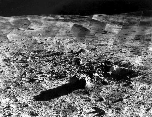 Bức ảnh chụp khu vực hạ cánh của Surveyor 7 gần miệng hố Tycho. Bức ảnh này sẽ không gây ấn tượng cho bạn nếu bạn không biết về lịch sử. Surveyor 7 là tàu đổ bộ thứ 7 và cũng là cuối cùng được gửi lên khám phá Mặt Trăng. Con tàu này hạ cánh xuống bề mặt Mặt Trăng vào ngày 10-1-1968. Nó bị phá hủy ngay sau đó và đã dừng truyền hình ảnh từ tháng 2 cùng năm.