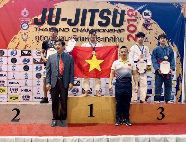 Vận động viên Đào Hồng Sơn trên bục nhận huy chương vàng hạng cân 56kg. (Ảnh: TTXVN)