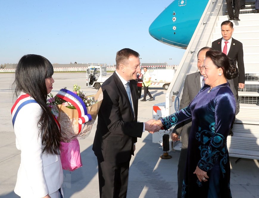 Các quan chức Thủ đô Paris đón Chủ tịch Quốc hội Nguyễn Thị Kim Ngân tại sân bay Orly. (Ảnh: TTXVN)