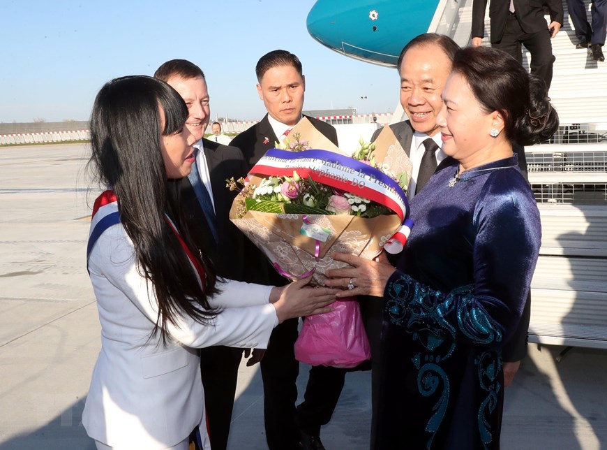 Lễ đón Chủ tịch Quốc hội Nguyễn Thị Kim Ngân tại sân bay Orly. (Ảnh: TTXVN)