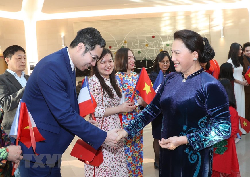 Cán bộ, nhân viên Đại sứ quán và bà con Việt kiều tại Pháp đón Chủ tịch Quốc hội Nguyễn Thị Kim Ngân. (Ảnh: TTXVN)