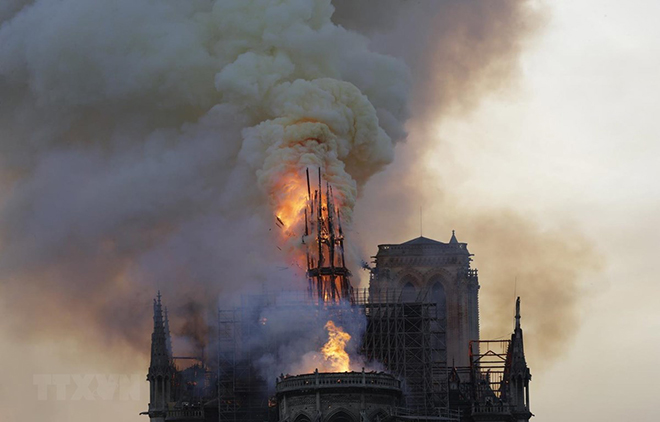 Vụ cháy Nhà thờ Đức Bà Paris: Ngọn tháp của Nhà thờ đổ sập