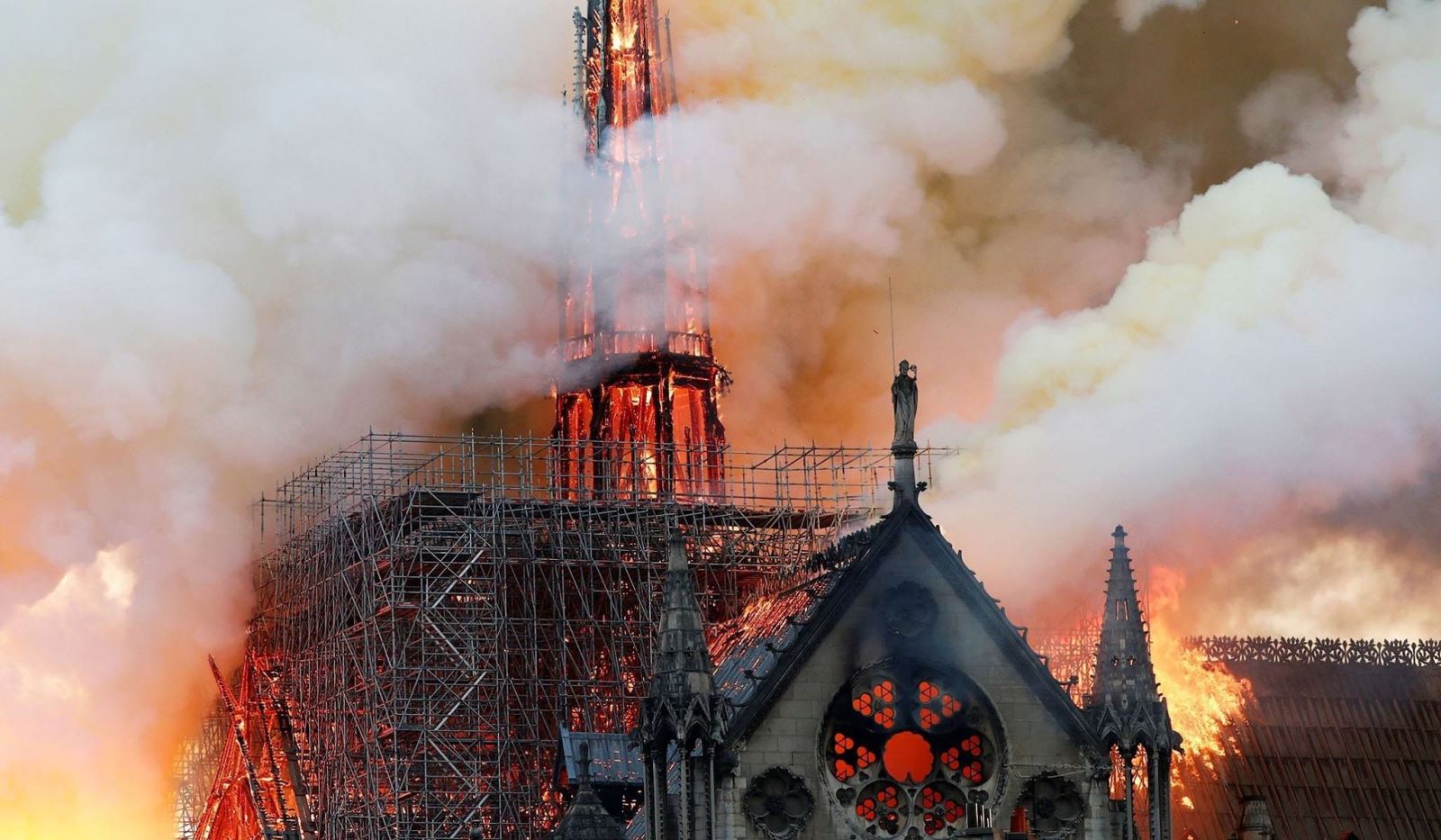 Toàn cảnh Nhà thờ Đức Bà Paris 850 tuổi chìm trong biển lửa