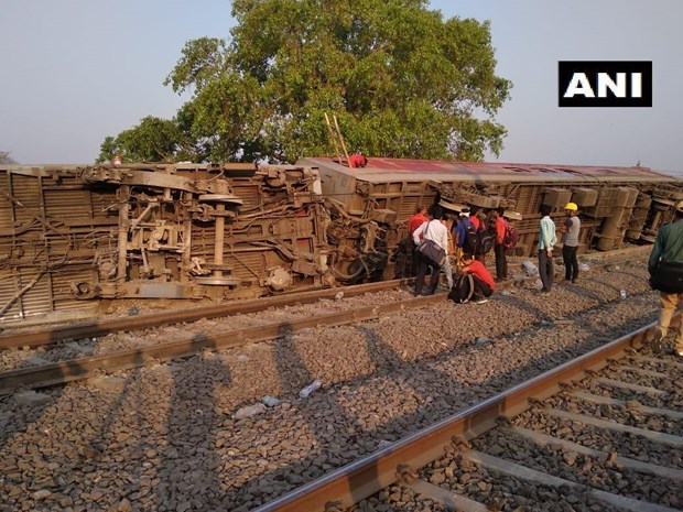 Ấn Độ: 12 toa tàu trật đường ray, 13 người phải đưa đi cấp cứu