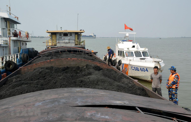 Bộ Tư lệnh Vùng Cảnh sát biển tạm giữ 900 tấn than không rõ nguồn gốc