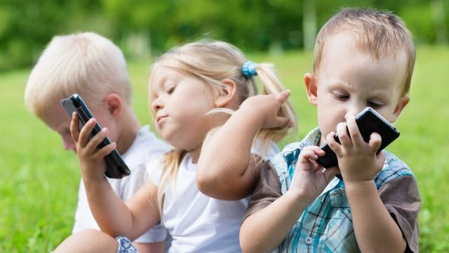 Cho trẻ dùng smartphone quá nhiều làm tăng nguy cơ mắc chứng tăng động