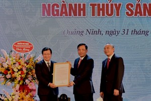 Tại Lễ kỷ niệm 60 năm Ngày truyền thống Ngành Thủy sản, Phó Thủ tướng Chính phủ Trịnh Đình Dũng đã trao thư và hoa của Tổng Bí thư, Chủ tịch nước Nguyễn Phú Trọng chúc mừng Ngành Thủy sản. Ảnh VGP/Nhật Bắc