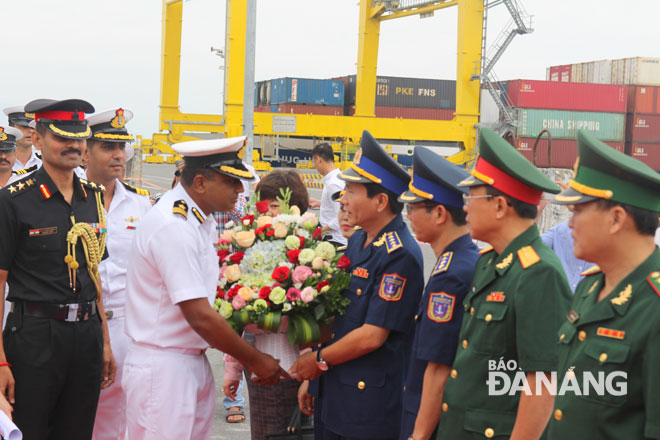 Đại diện Đại diện Bộ tư lệnh Cảnh sát biển Việt Nam tặng hoa chào mừng sỹ quan và thủy thủ tàu Vijit do thuyền trưởng T Ashish làm trưởng đoàn 