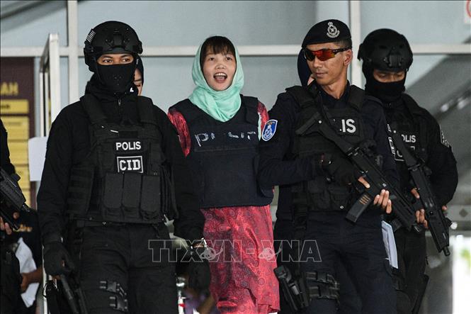 Cảnh sát áp giải nghi can Đoàn Thị Hương (thứ 2, trái) rời Tòa thượng thẩm Shah Alam ở ngoại ô Kuala Lumpur, Malaysia sau phiên xét xử ngày 1/4/2019. Ảnh: AFP/TTXVN