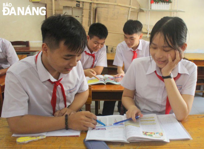 Minh (right) excitingly exchanging lessons with her classmates