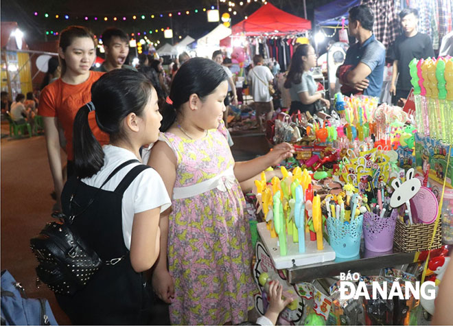 Visitors at the Thanh Khe Tay Night Market