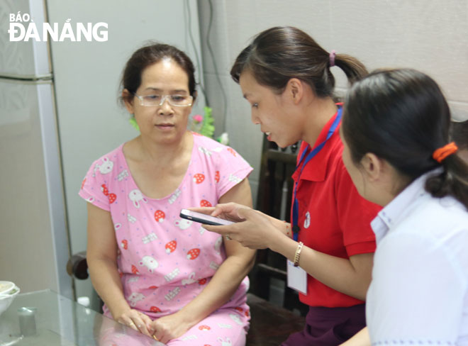 Các điều tra viên tiến hành phỏng vấn, thu thập thông tin của người dân về dân số và nhà ở tại phường Tân Chính, quận Thanh Khê. Ảnh: VĂN HOÀNG