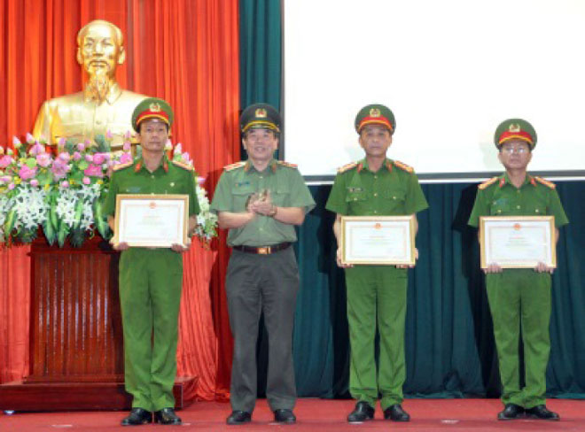 Thiếu tướng Vũ Xuân Viên trao Bằng khen của Bộ trưởng Bộ Công an cho các tập thể và cá nhân.