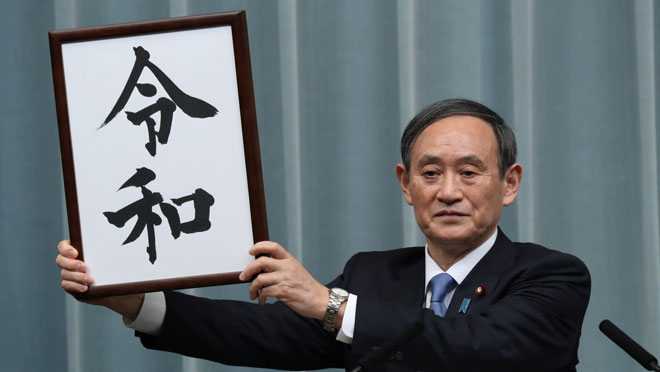 Chánh Văn phòng nội các Nhật Bản công bố niên hiệu triều đại mới.  Ảnh: Nikkei Asia Review