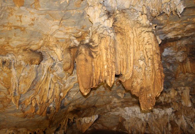 Stalactites inside Huoi Cang Cave, part of the Huoi Cang-Huoi Dap cave complex in Dien Bien province (Photo: VNA)