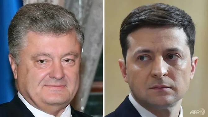 Đương kim Tổng thống Petro Poroshenko (trái) và ứng cử viên Volodymyr Zelensky đối mặt nhau tại vòng 2 bầu cử tổng thống Ukraine. Ảnh: AFP