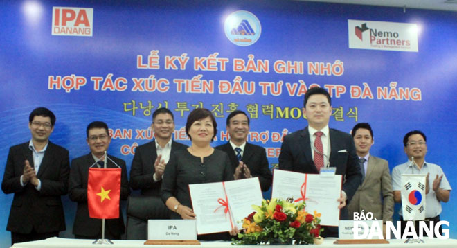 Representatives from the Da Nang Investment Promotion and Support Board and the Nemo Partners at the signing ceremony of a Memorandum of Understanding (MoU) on promoting investment into Da Nang