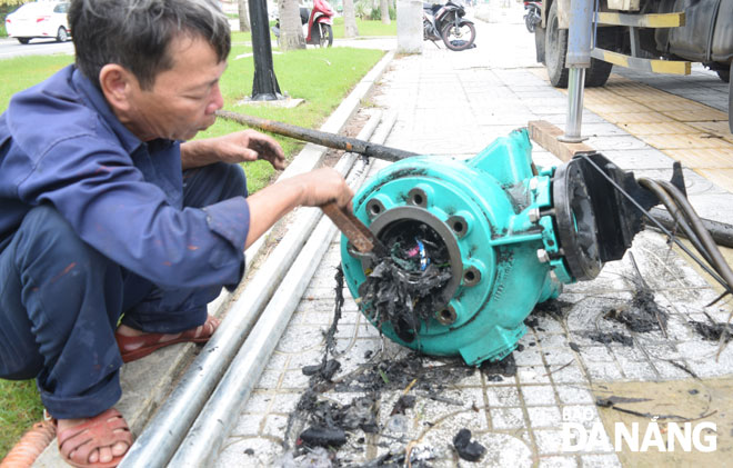 Các máy bơm do Ban quản lý Các dự án đầu tư cơ sở hạ tầng ưu tiên thành phố lắp đặt vào năm 2018 có cánh quạt nhỏ, thường xuyên bị kẹt rác, ảnh hưởng đến việc thu gom nước thải.  