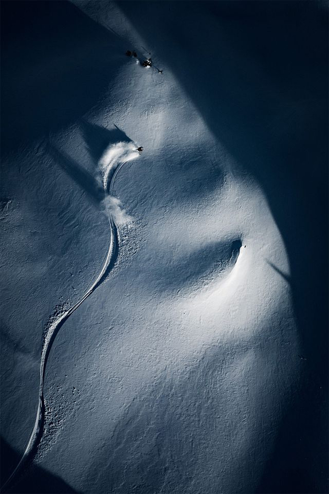 Bức ảnh đạt giải nhì ở cùng hạng mục thuộc về nhiếp ảnh gia người Áo Christoph Oberschneider, chụp những người đang trượt tuyết từ trên cao.
