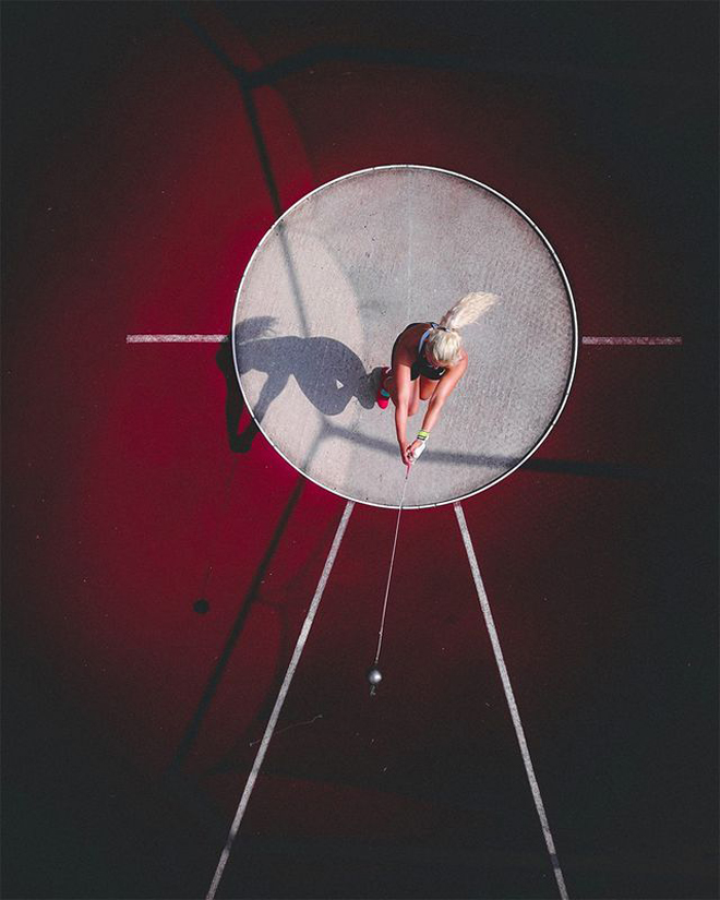 Bức ảnh đạt giải ba hạng mục “Thể thao” thuộc về nhiếp ảnh gia người Estonia Taavi Purtsak chụp hình ảnh vận động viên đang chuẩn bị ném tạ, với tiêu đề “Ném lên mặt trăng”.