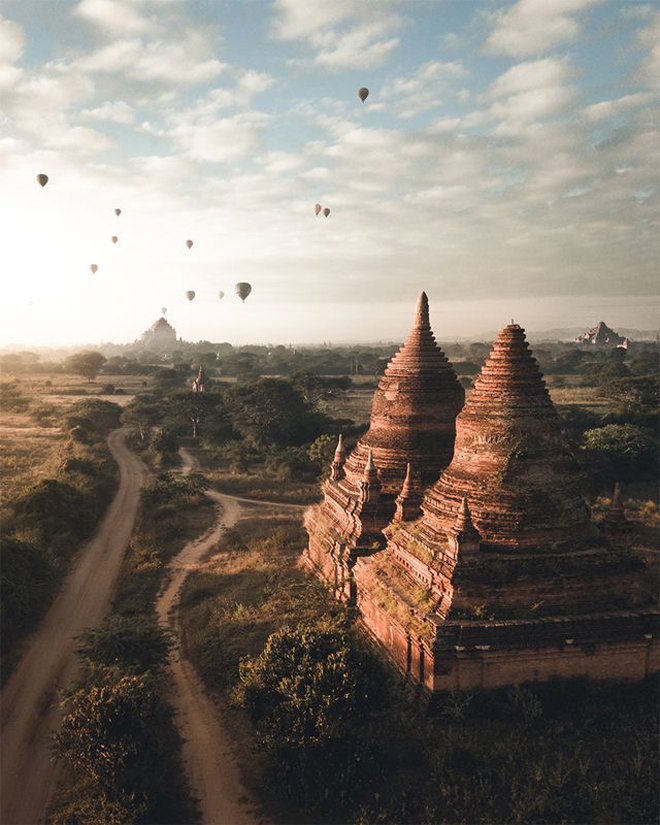 Bức ảnh chụp khoảnh khắc bình minh tại thành phố Bagan (Myanmar) của nhiếp ảnh gia người Ba Lan Witold Ziomek đã đạt giải nhì hạng mục “Kiến trúc”.