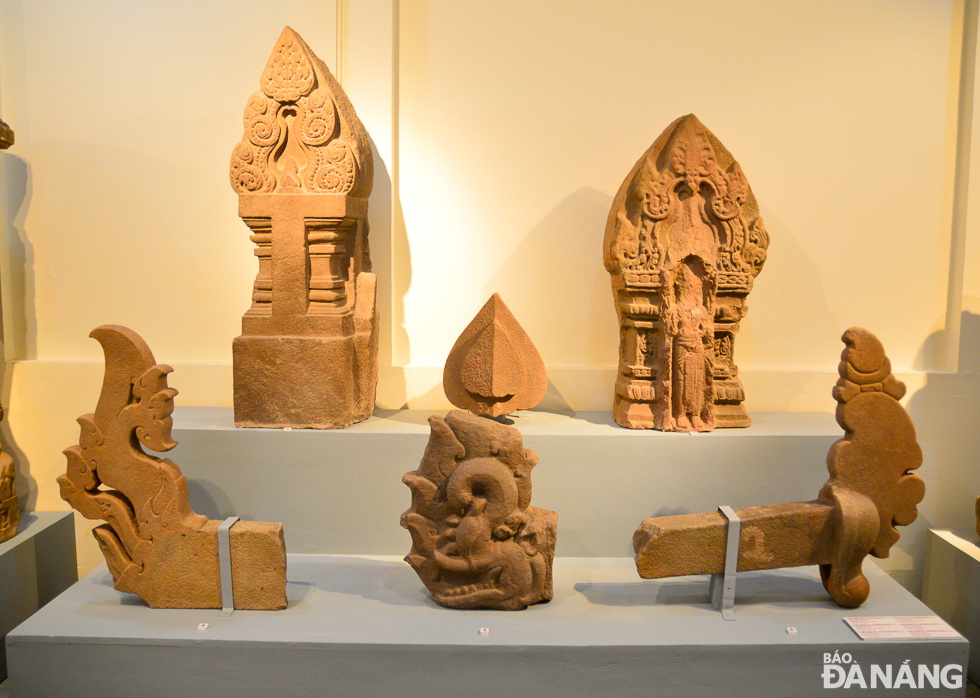 The displayed artifacts which date back to the 7th, 8th, 10th and 11th centuries were found at the Da Nghi relic site in Quang Tri Province, the Khuong My, Tra Kieu and My Son relic sites in Quang Nam Province, and the Chanh Lo in Quang Ngai Province.