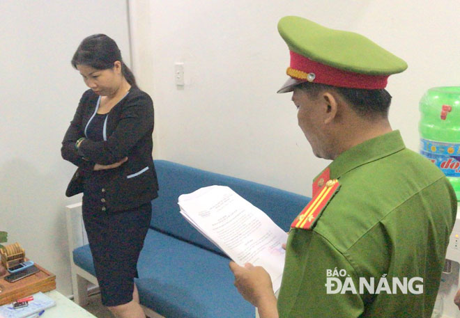 Cơ quan Cảnh sát điều tra Công an thành phố đọc lệnh bắt giam bà Nguyễn Thị Bích Thuận