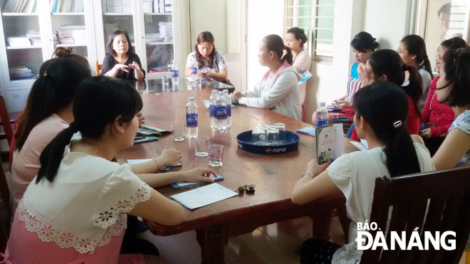 Tuyên truyền cho phụ nữ ở phường Tam Thuận, quận Thanh Khê về sử dụng các biện pháp tránh thai.
