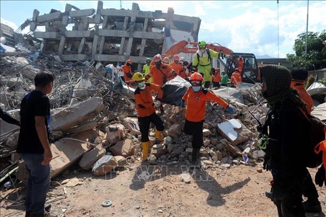 Search and rescue personnel work at a quake-hit collapsed site in Palu last year (Photo: Xinhua/VNA)