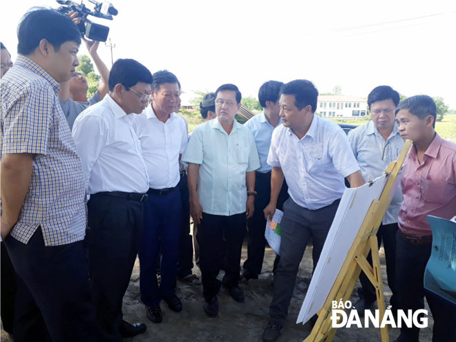 Some city leaders paid an inspection visit to the construction site of a ring road linking Hoa Phuoc with Hoa Khuong communes in Hoa Vang District