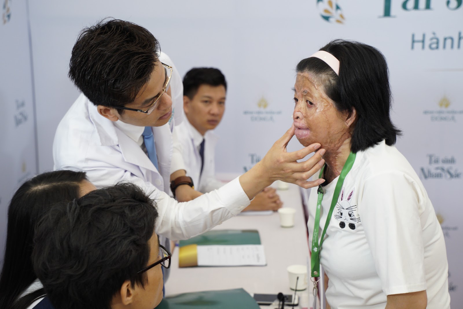 Một trường hợp thí sinh bỏng nặng được bác sĩ Henry Nguyen trực tiếp thăm khám tại vòng tuyển chọn.