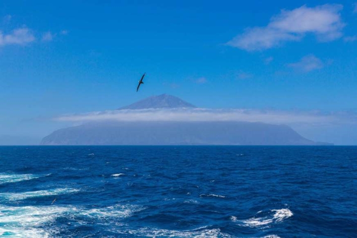Tristan da Cunha nằm ở một trong những nơi xa xôi nhất trên thế giới và là một quần đảo cô độc ngoài khơi.