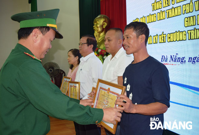 Bộ Chỉ huy Bộ đội Biên phòng thành phố tặng bằng khen cho các tập thể, nông dân có thành tích thực hiện tốt chương trình phối hợp công tác trong giai đoạn 2013-2018.