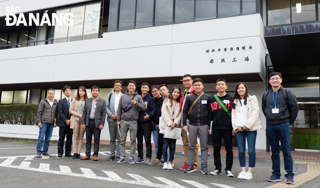 Nhóm giảng viên và sinh viên Khoa Kiến trúc, Trường Đại học Bách khoa (ĐH Đà Nẵng) tại Nhà máy xử lý tài nguyên rác Tsuzuki, thành phố Yokohama (Nhật Bản).