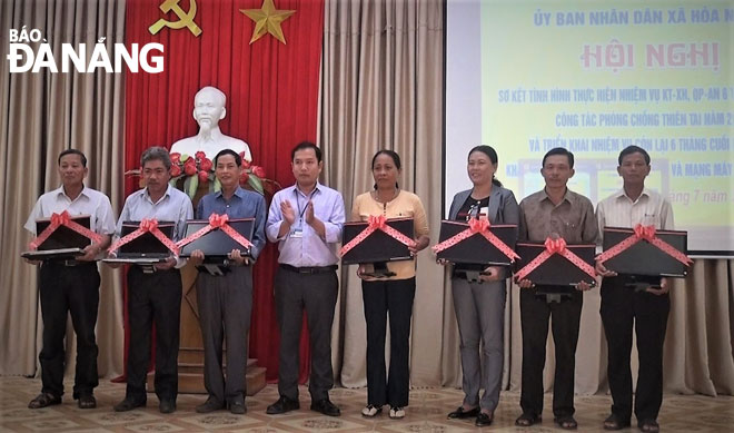 Để giúp công dân, tổ chức tiếp cận thông tin, UBND xã Hòa Nhơn trao tặng 15 bộ máy vi tính cho 15 thôn với tổng số tiền trên 100 triệu đồng từ nguồn huy động xã hội hóa.