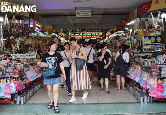  The Da Nang Taxation Department is implementing many measures to promote collection of tax arrears and combat tax losses. Tourists are pictured visiting the Han Market