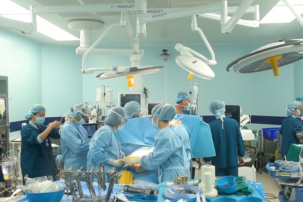 Với sự chuẩn bị kỹ lưỡng, ekip đa chuyên khoa Bệnh viện Vinmec Times City đã phối hợp nhuần nhuyễn trong suốt thời gian hơn 5 giờ phẫu thuật cấy ghép tim bán phần nhân tạo cho bệnh nhân Vi Thi Tân.