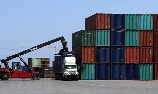 Containers are loaded at Da Nang Port in Da Nang city (Photo: VNA)