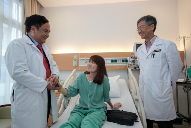 GS Bùi Đức Phú thăm hỏi bệnh nhân Vi Thị Tân trong ngày ra viện.