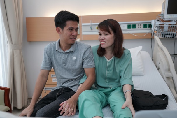 Nụ cười rạng rỡ của vợ chồng chị Vi Thị Tân trong ngày ra viện.