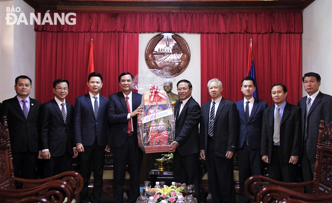 Phó Chủ tịch UBND thành phố Trần Văn Miên (thứ tư từ trái qua) chúc tết cổ truyền Bunpimay cán bộ, nhân viên Tổng lãnh sự quán Lào tại Đà Nẵng