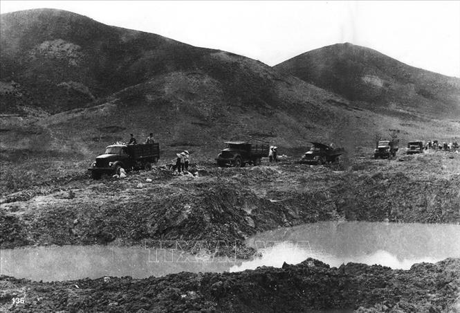 Đoàn xe vận tải quân đội 559 đưa hàng hóa vào chiến trường, vượt qua trọng điểm Ngã 3 Đồng Lộc, Nghệ Tĩnh. Ảnh: Văn Sắc/TTXVN.