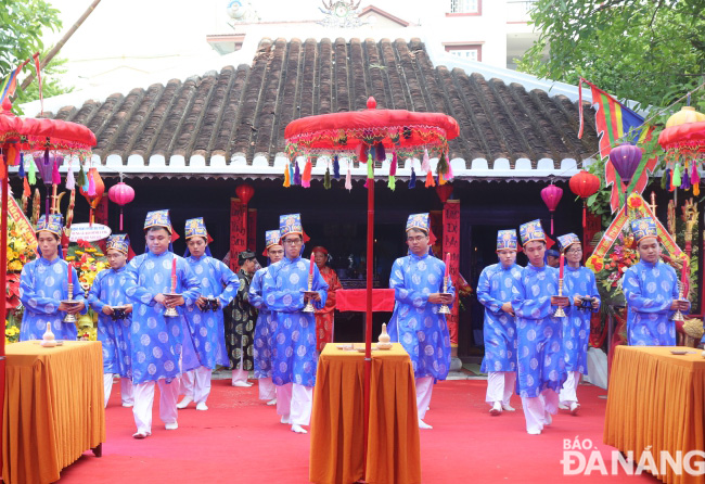 Đội học trò lễ tham gia nghi thức tế lễ là một cách để trao truyền văn hóa truyền thống cho thế hệ mai sau.