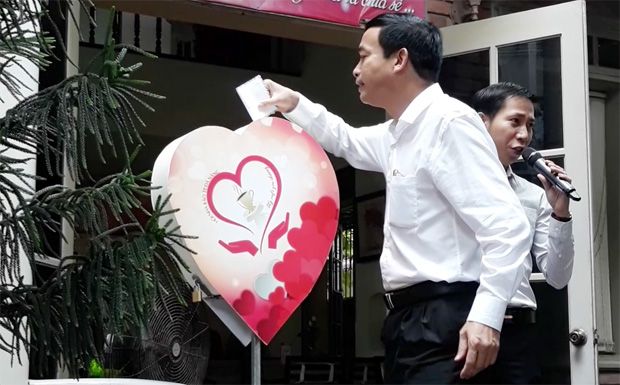 Municipal People's Committee Vice Chairman Le Trung Chinh giving a donation to the 6th edition of ‘Cup of Compassion Coffee’ programme on Saturday