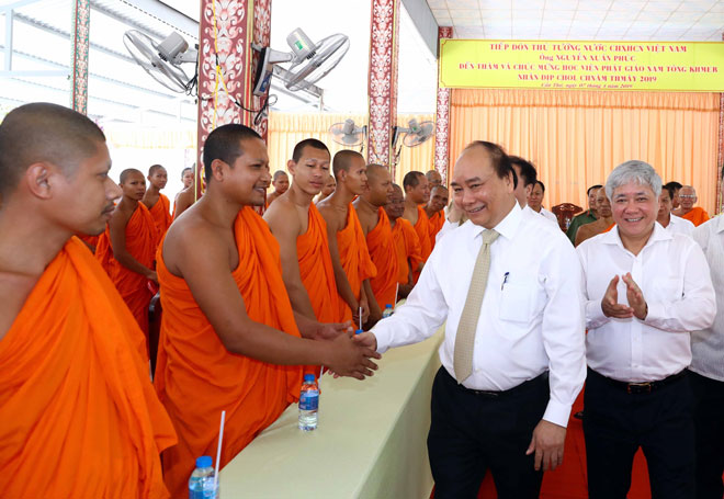 Thủ tướng Nguyễn Xuân Phúc bắt tay các vị sư sãi Học viện Phật giáo Nam tông Khmer. Ảnh: TTXVN