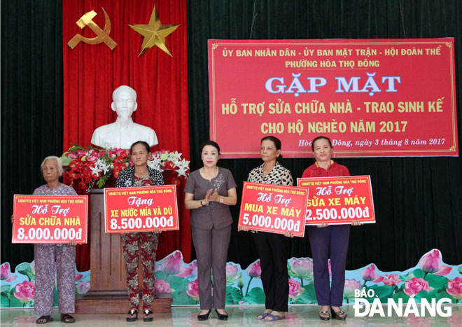 Lãnh đạo phường Hòa Thọ Đông trao tặng hỗ trợ sửa chữa nhà và trao sinh kế cho hộ nghèo.