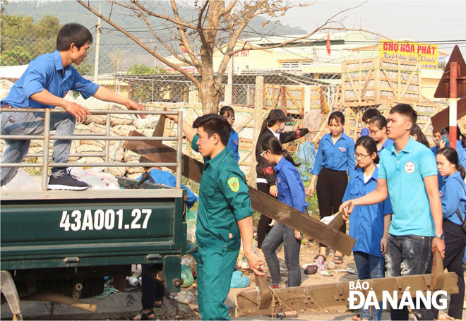 Đoàn viên thanh niên phường Hòa Phát tham gia dọn vệ sinh trên tuyến đường Tôn Đản.