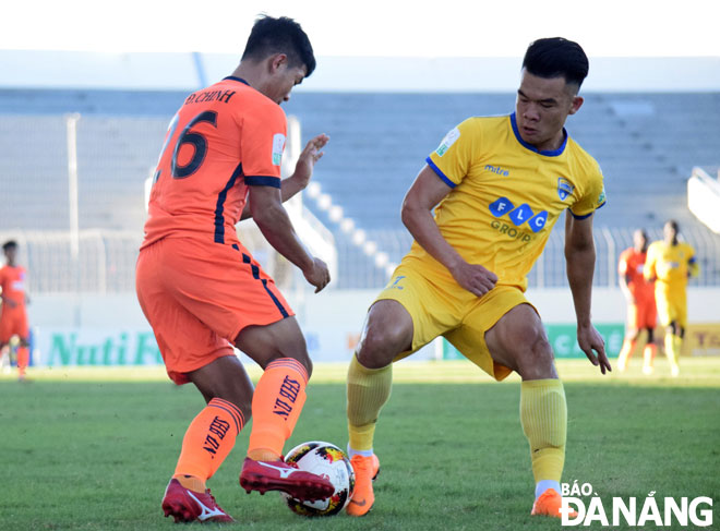 SHB DN's striker Ha Duc Chinh (in orange)