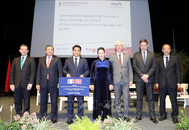 NA Chairman Nguyen Thi Kim Ngan witnessed the ceremony to hand over the flag to Ha Noi, the host city of the 12th conference on cooperation between Vietnamese and French localities in 2022 (Photo: VNA)