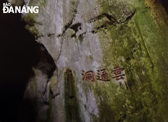 Ngự bút vua Minh Mạng khắc vào đá tại động Vân Thông.
